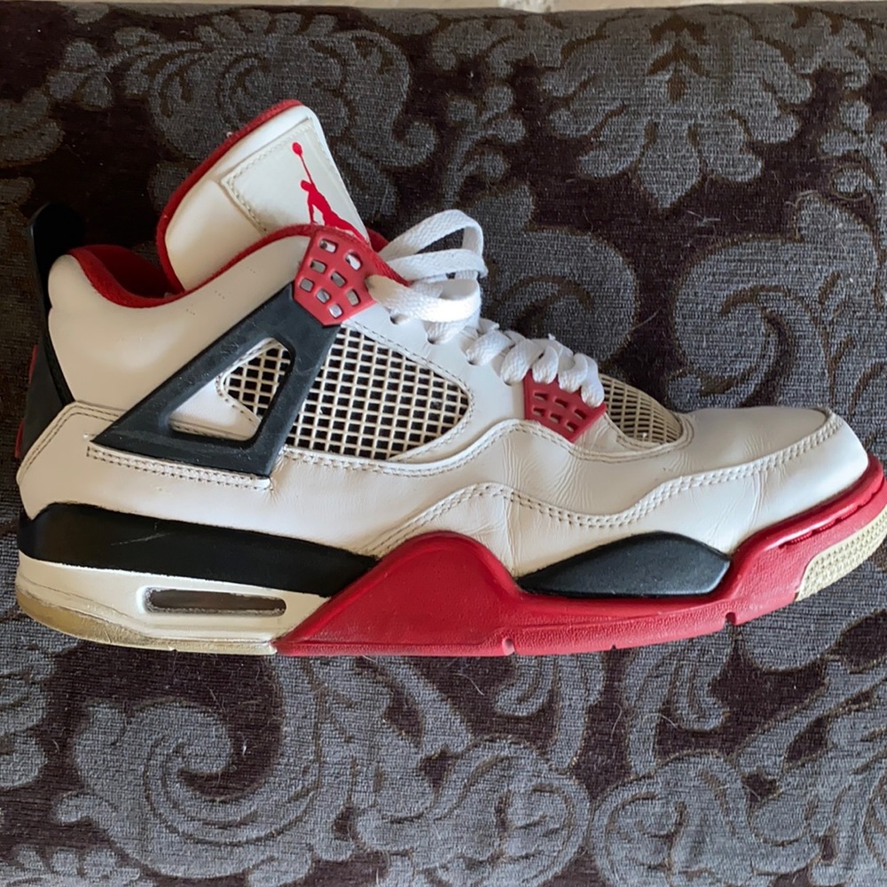 Air Jordan 4s fire red